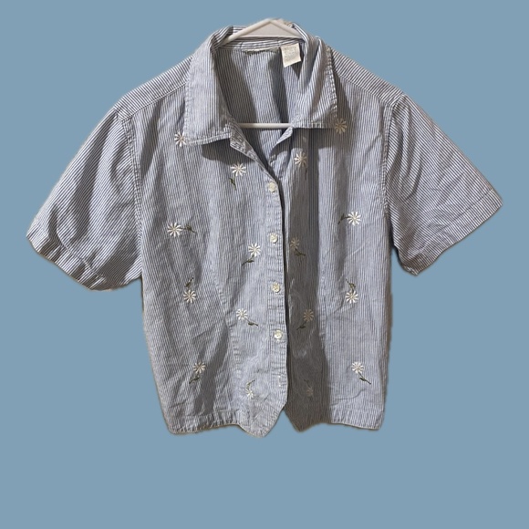 Westport LTD Vintage Embroidered Floral Detail Button Down Shirt - Picture 3 of 8